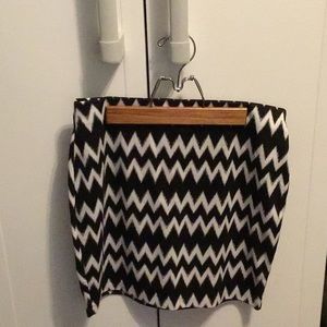 H&M black and white print mini skirt size S